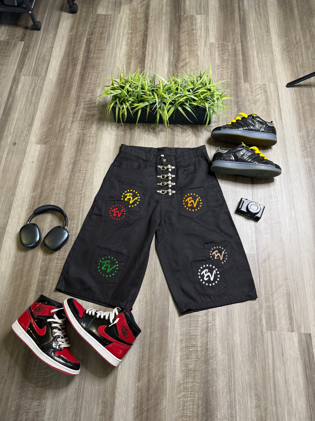 "BLACK" IV STACKED PATCH
POCKET JORTS